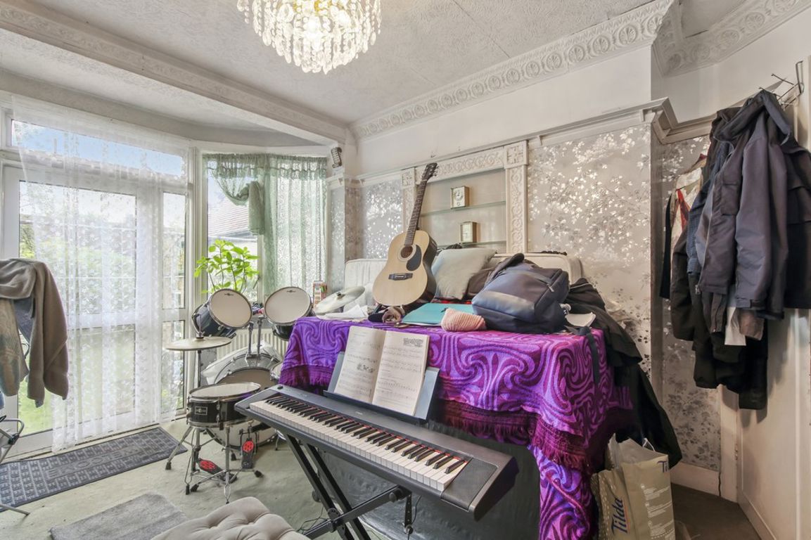 3 bed property in Grove Gardens, London