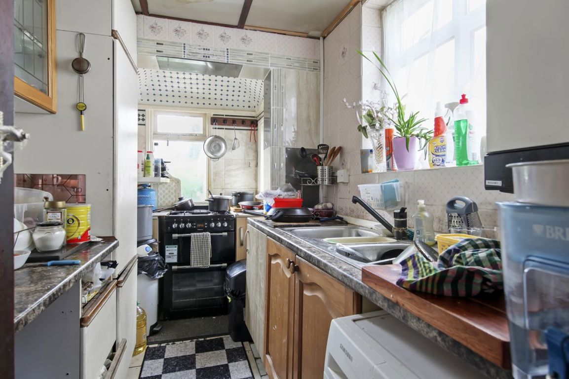 3 bed property in Grove Gardens, London