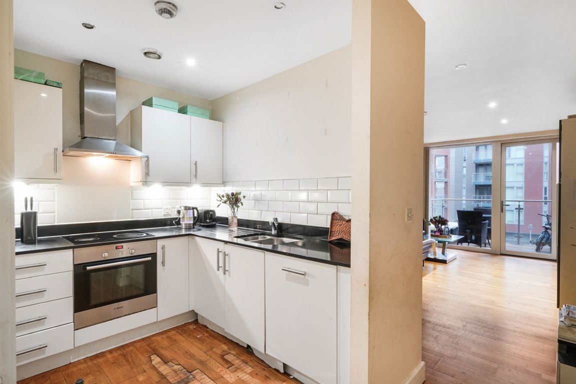 2 bed property in Zenith Close, London