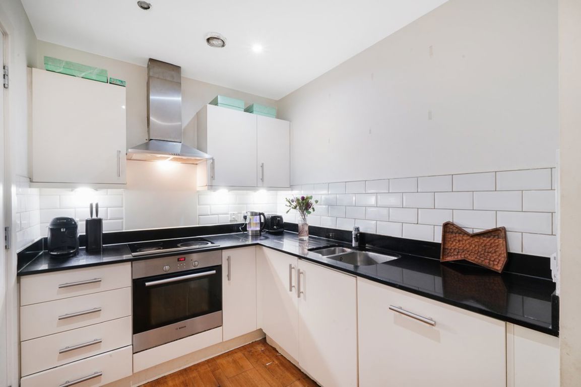 2 bed property in Zenith Close, London