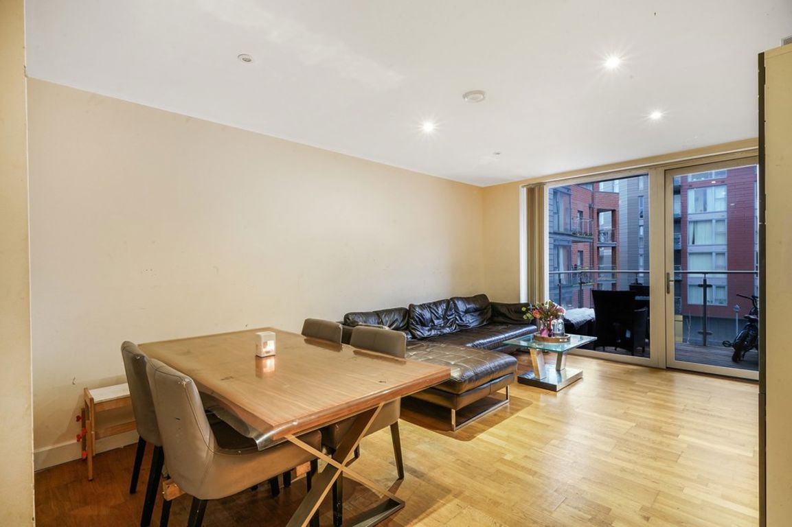 2 bed property in Zenith Close, London