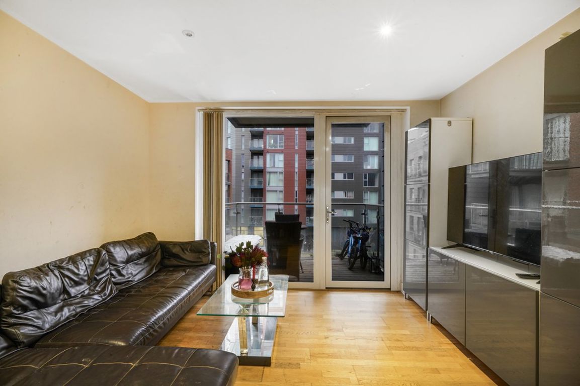2 bed property in Zenith Close, London